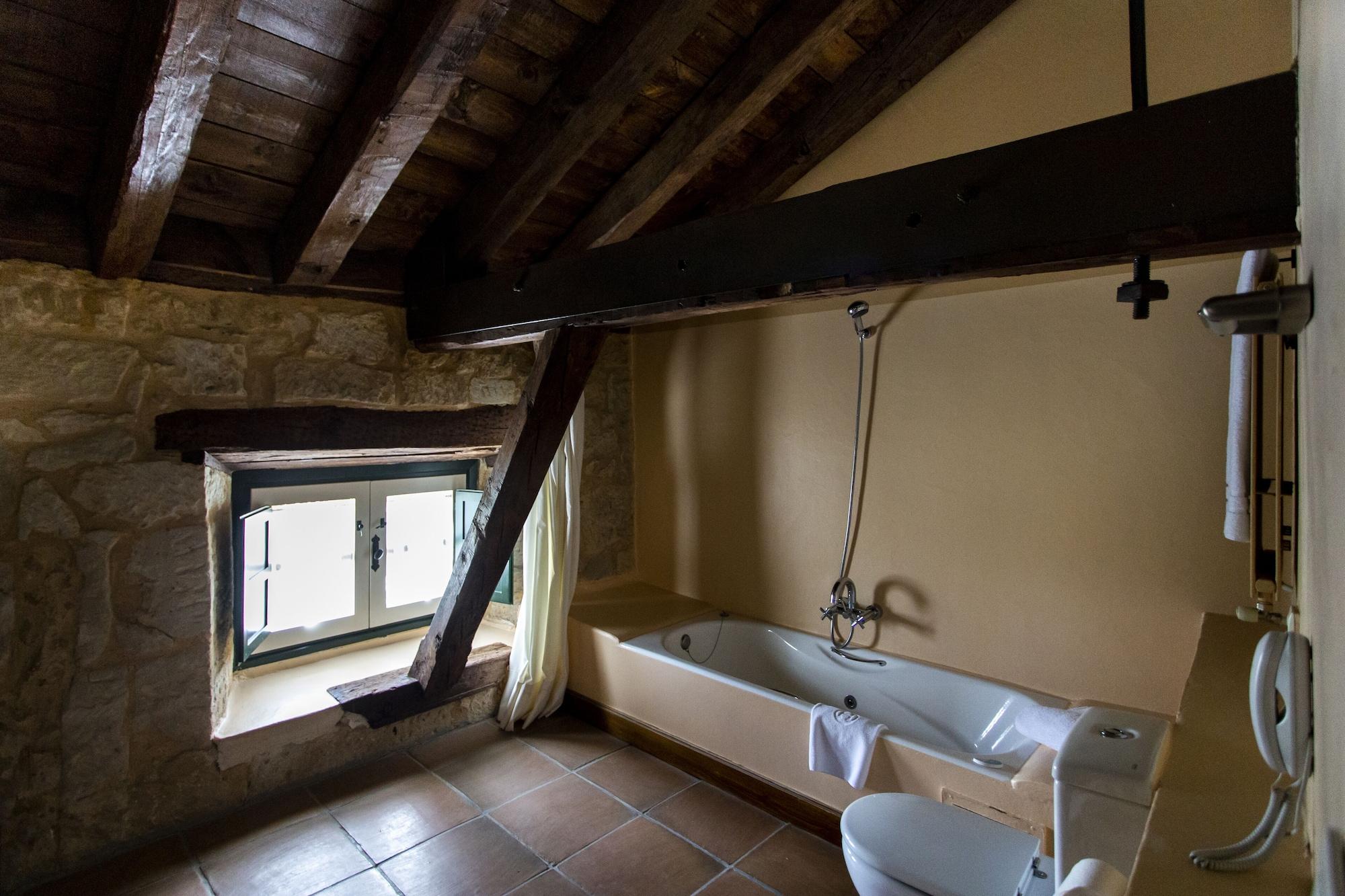 Hacienda Zorita Wine Hotel & Spa Valverdón Extérieur photo Bathroom in the house