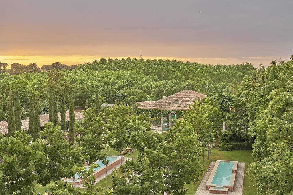 Hacienda Zorita Wine Hotel & Spa Valverdón Extérieur photo The property at sunset
