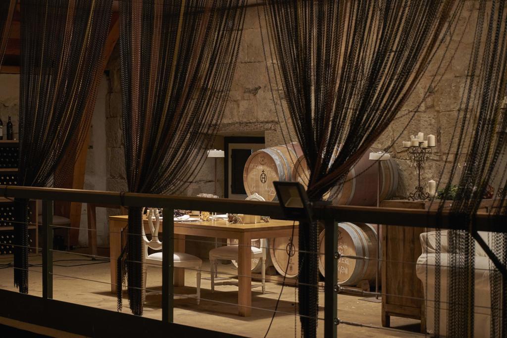 Hacienda Zorita Wine Hotel & Spa Valverdón Extérieur photo Wine tasting at Château d'Ardenne