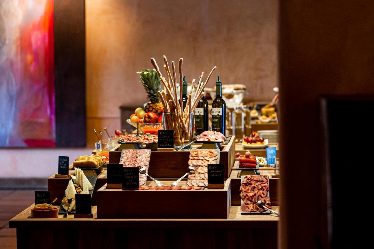 Hacienda Zorita Wine Hotel & Spa Valverdón Extérieur photo A buffet at a hotel